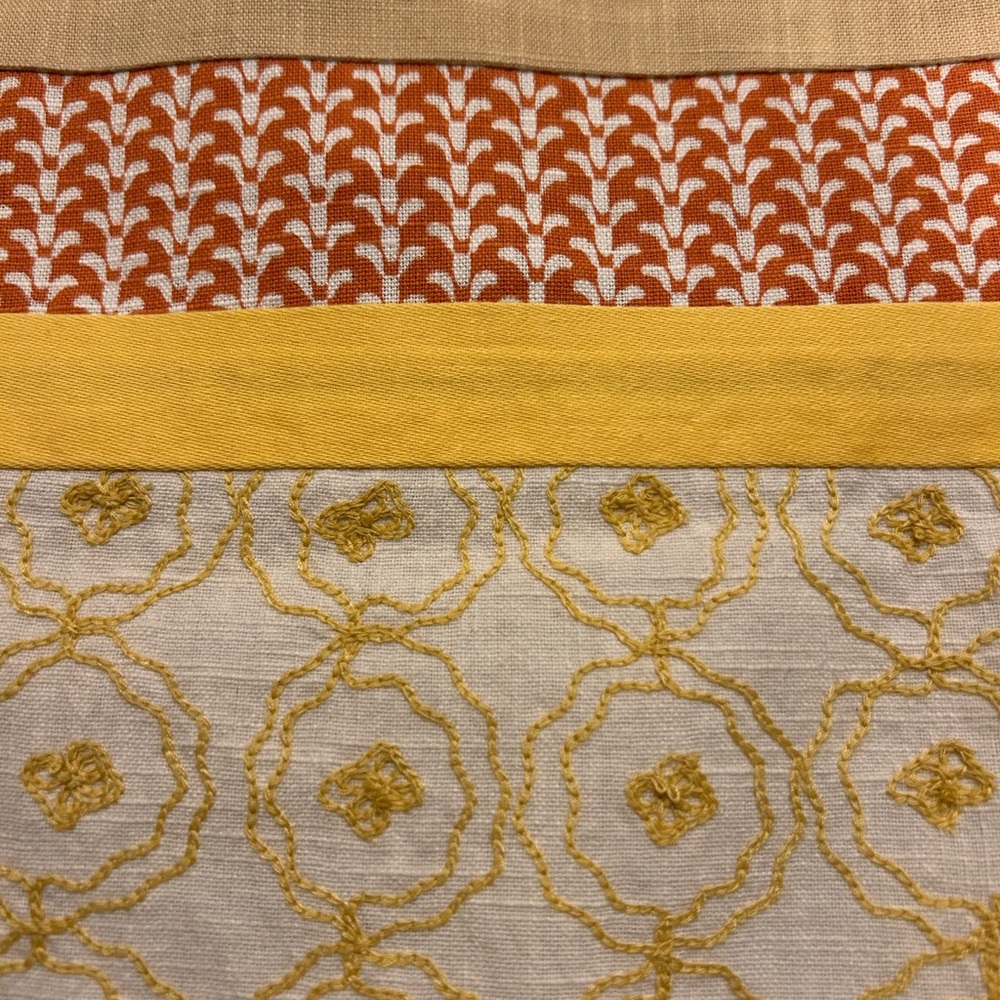 Beautiful table runner - Picture 3 of 3